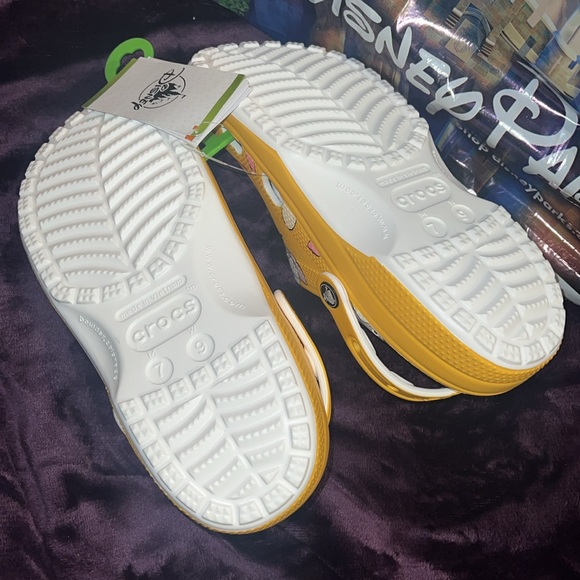 DISNEY PARKS WINNIE THE POOH CROCS - Picture 3 of 3